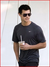 Taylor Lautner nude photo