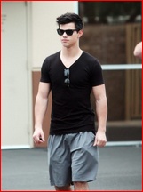 Taylor Lautner nude photo