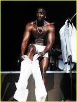 Akon nude photo