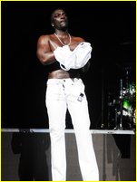 Akon nude photo