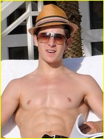 David Henrie nude photo