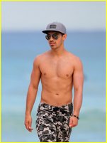 Joe Jonas nude photo