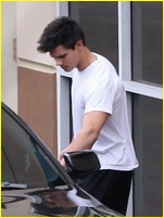 Taylor Lautner nude photo