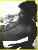 Taylor Lautner nude photo