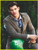 Taylor Lautner nude photo