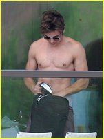 Zac Efron nude photo