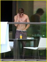 Zac Efron nude photo