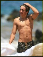 Zac Efron nude photo