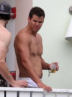 Kris Humphries nude photo