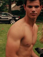Taylor Lautner nude photo